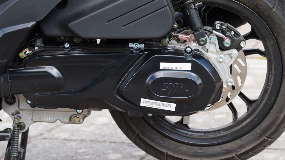 Το SYM Jet X 125 ABS/TCS κινείται από έναν τετραβάλβιδο, υγρόψυκτο κινητήρα 125 cc, που αποδίδει 13 ίππους στις 8.000 σ.α.λ. και ροπή 11,5 Nm στις 6.500 σ.α.λ. Η τροφοδοσία γίνεται μέσω ηλεκτρονικού ψ